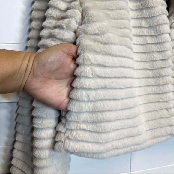 Betsey Johnson Beige Faux Fur Cropped Jacket Size Medium - Picture 8 of 15